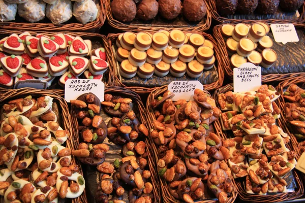 Chocolates y pralinés en un mercado — Foto de Stock