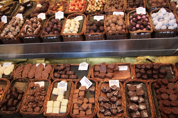Шоколад и пралине на рынке — стоковое фото