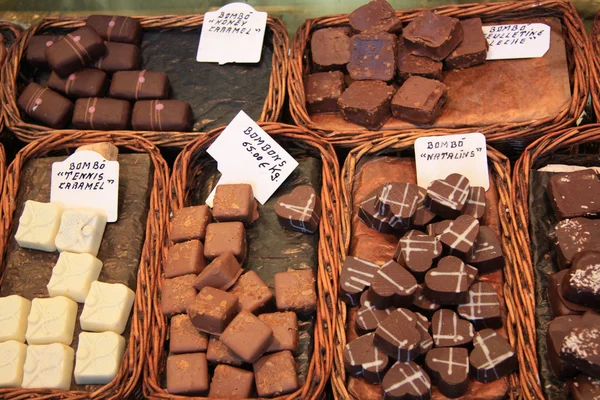 Σοκολάτες και σοκολατάκια σε αγορά — Φωτογραφία Αρχείου