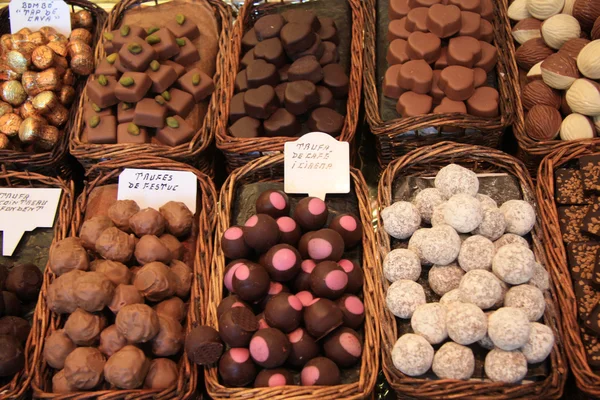 巧克力和果仁市场上的糖 — 图库照片