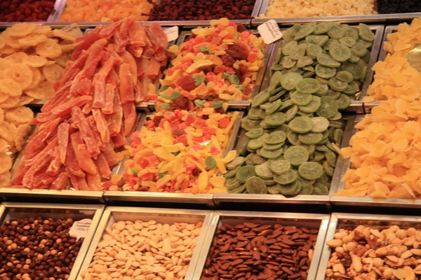 Орехи и сухофрукты на рынке — стоковое фото