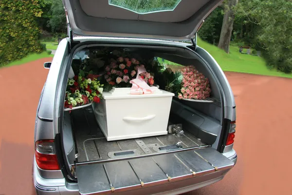 Ataúd blanco en un coche fúnebre gris —  Fotos de Stock