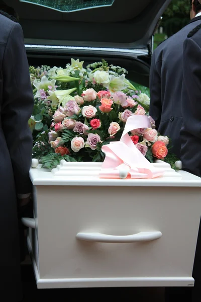 Bílá rakev v šedé pohřební vůz — Stock fotografie