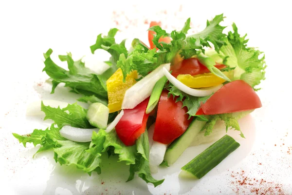 Zöldség mix saláta fehér háttér — Stock Fotó