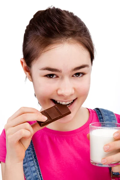 Kız yemek çubuğu çikolata ve içme sütü — Stok fotoğraf