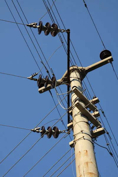 Elektriciteit mast met vele stroomdraden — Stockfoto