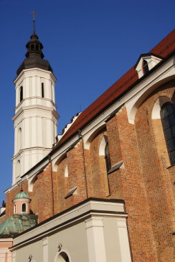 Gotik kilise mavi gökyüzü altında