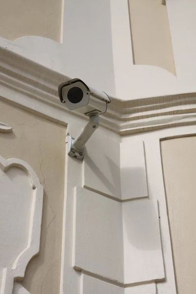 Bewakingscamera in hoek van gebouw — Stockfoto