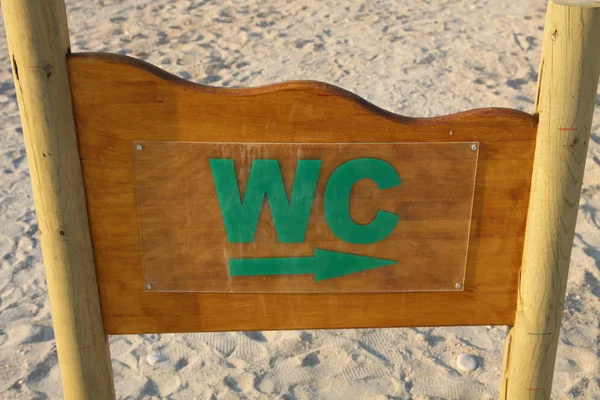WC sinal na praia — Fotografia de Stock