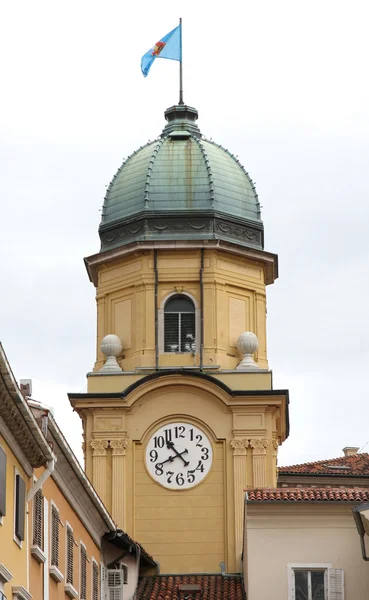 Башня с часами в стиле барокко в Риеке, Хорватия — стоковое фото