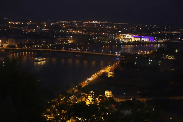 Budapest, Hungría, desde la fortaleza Citadel, puente Petofi —  Fotos de Stock