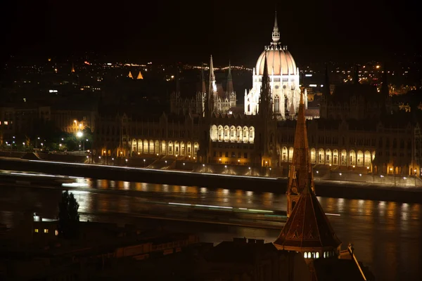 Budovy parlamentu v noci v Budapešti, Maďarsko — Stock fotografie