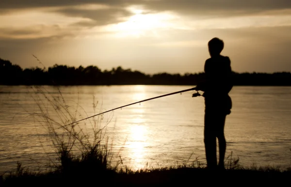 Gün batımında balıkçı — Stok fotoğraf