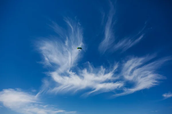 De parachutist in de hemel — Stockfoto