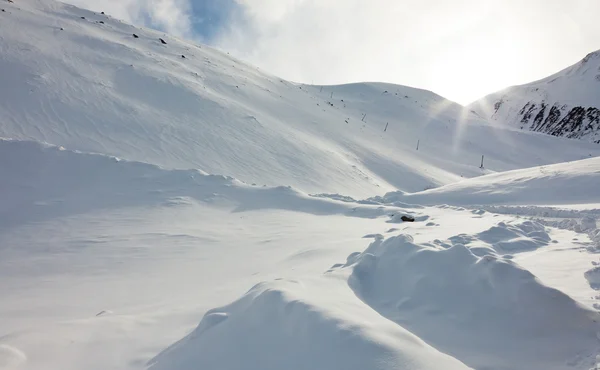 残雪の山々 と太陽梁 — ストック写真
