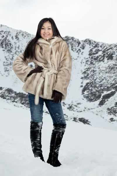Kar üzerinde güzel bir kız — Stok fotoğraf