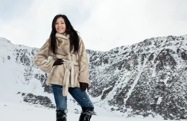 Kar üzerinde güzel bir kız — Stok fotoğraf