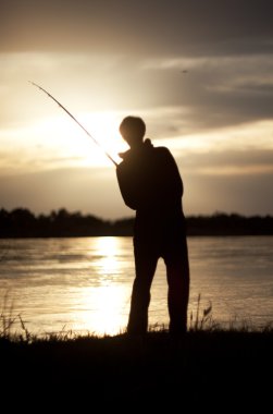 gün batımında balıkçı