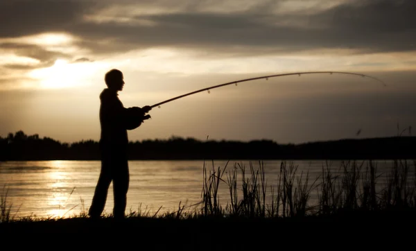 Рыбак на закате — стоковое фото