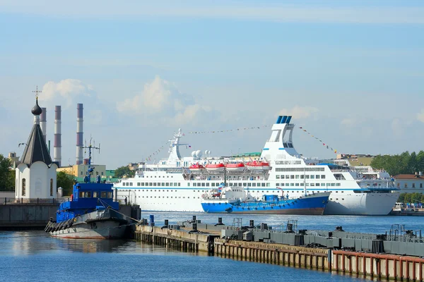St. Petersburg, Schiffe, die an der Mündung der Newa ankerten — Stockfoto