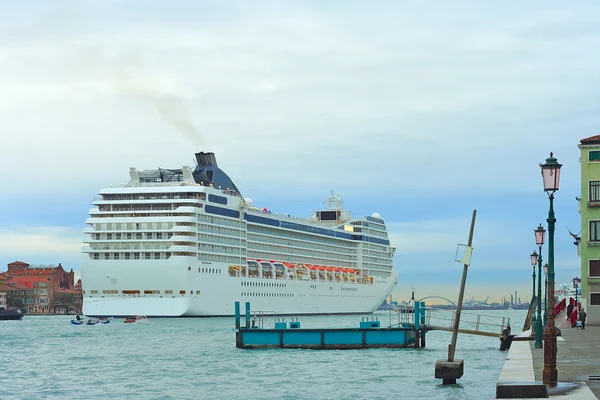 Kreuzfahrtschiff erreicht Hafen in Venedig — Stockfoto