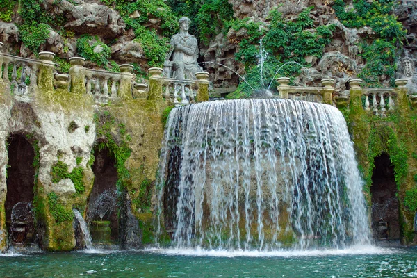 Tivoli, Fontaine dans le jardin de la villa d'Este — Photo