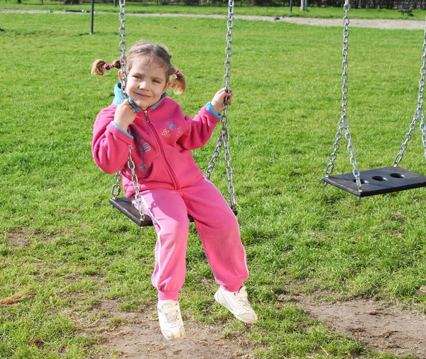 Petite fille sur swing — Photo