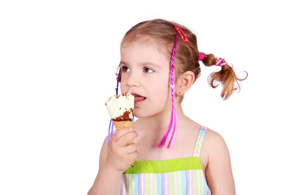 小さな女の子の味アイスクリーム — ストック写真