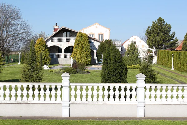 Розкішний будинок з зеленим двориком — стокове фото