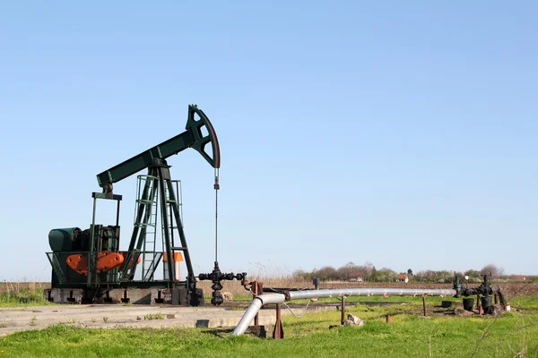 Campo petrolifero con presa pompa — Foto Stock