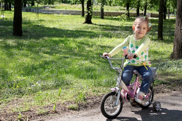 Lasten ratsastus polkupyörä — kuvapankkivalokuva
