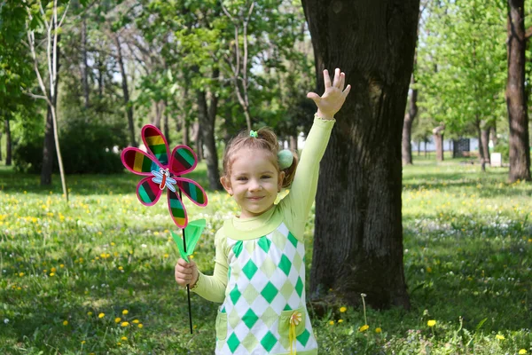Ευτυχισμένη κοριτσάκι στο πάρκο με το χέρι μέχρι — Φωτογραφία Αρχείου