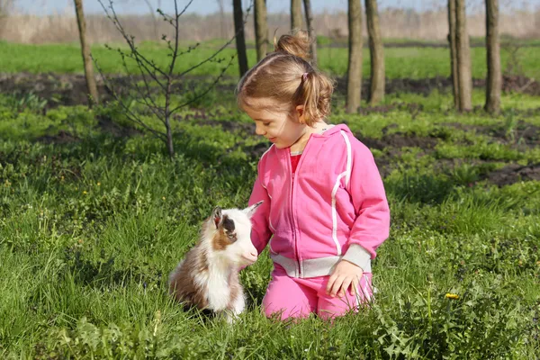 Kleines Mädchen mit Haustier — Stockfoto