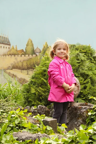 Skönhet liten flicka poserar i park — Stockfoto