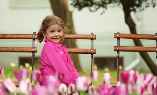 Schönheit kleines Mädchen im Freien Porträt — Stockfoto