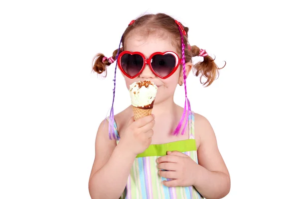 Holčička s srdce sluneční brýle a zmrzliny — Stock fotografie