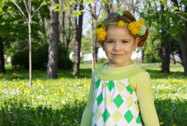頭の上の花の花輪を持つ子供 — ストック写真