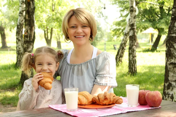 Mother and daughter breakfast in nature — Stock Photo, Image