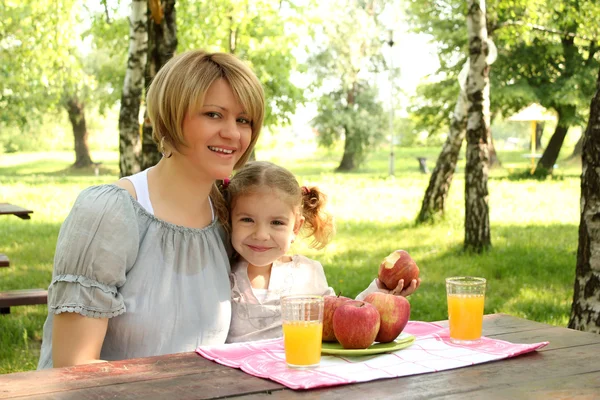 Matka i córka piknik — Zdjęcie stockowe