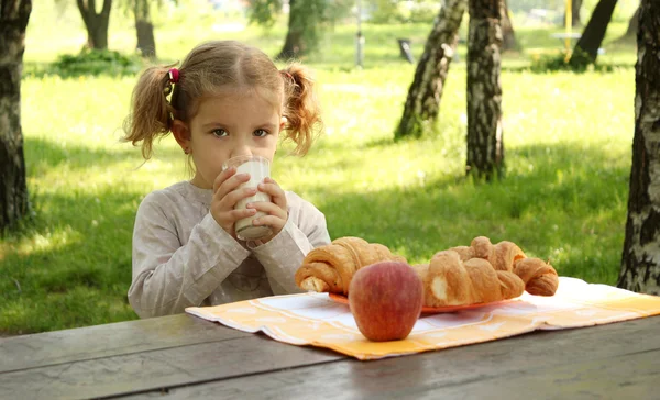 Young girl drink milk in park — Stock Photo, Image