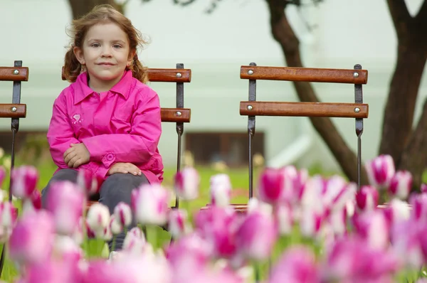 Junges Mädchen sitzt im Park — Stockfoto
