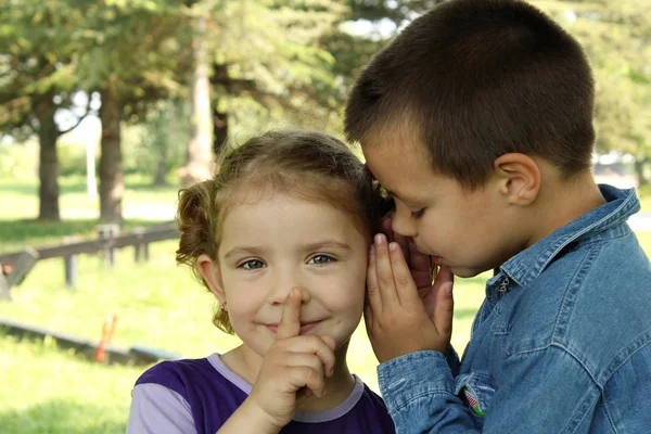 Kinder wenig Geheimnis — Stockfoto