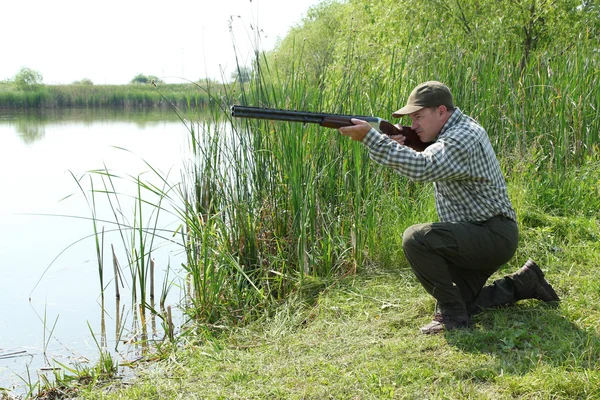 Hunter apuntando y listo para la caza de pato salvaje tiro —  Fotos de Stock