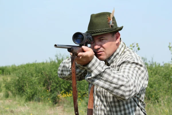 Hunter con rifle listo para disparar — Foto de Stock