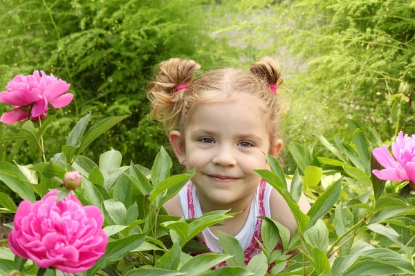 Mała dziewczynka w ogrodzie — Zdjęcie stockowe