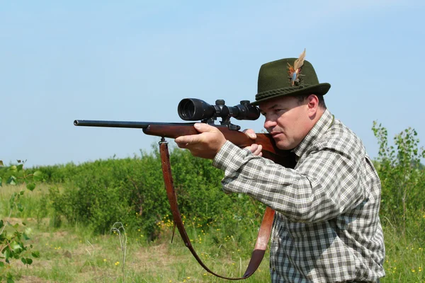 Hunter zamíření s odstřelovací puška — Stock fotografie