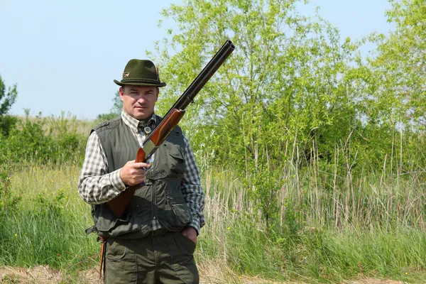 Hunter posing with shotgun — Stock Photo, Image