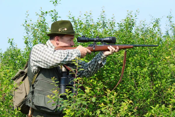 Hunter con rifle de francotirador — Foto de Stock