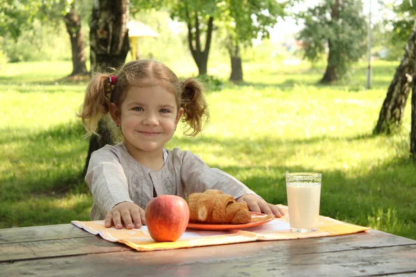 Маленькая девочка со здоровым завтраком — стоковое фото