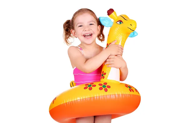 Menina pequena feliz com borracha inflável pronta para a praia — Fotografia de Stock
